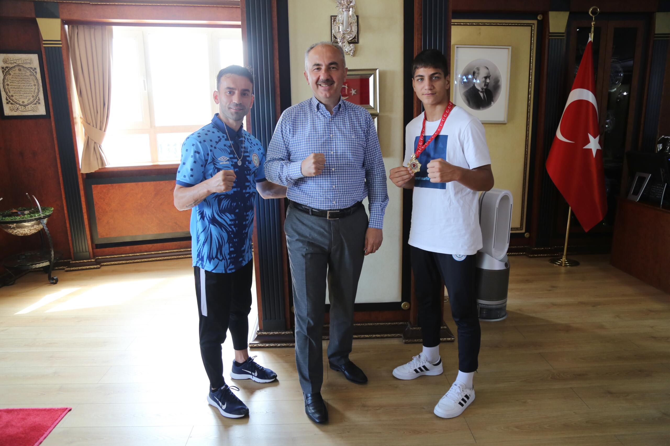 Türkiye Şampiyonu Alperen Yılmaz, Belediye Başkanımız Rahmi Metin’i ziyaret etti.
