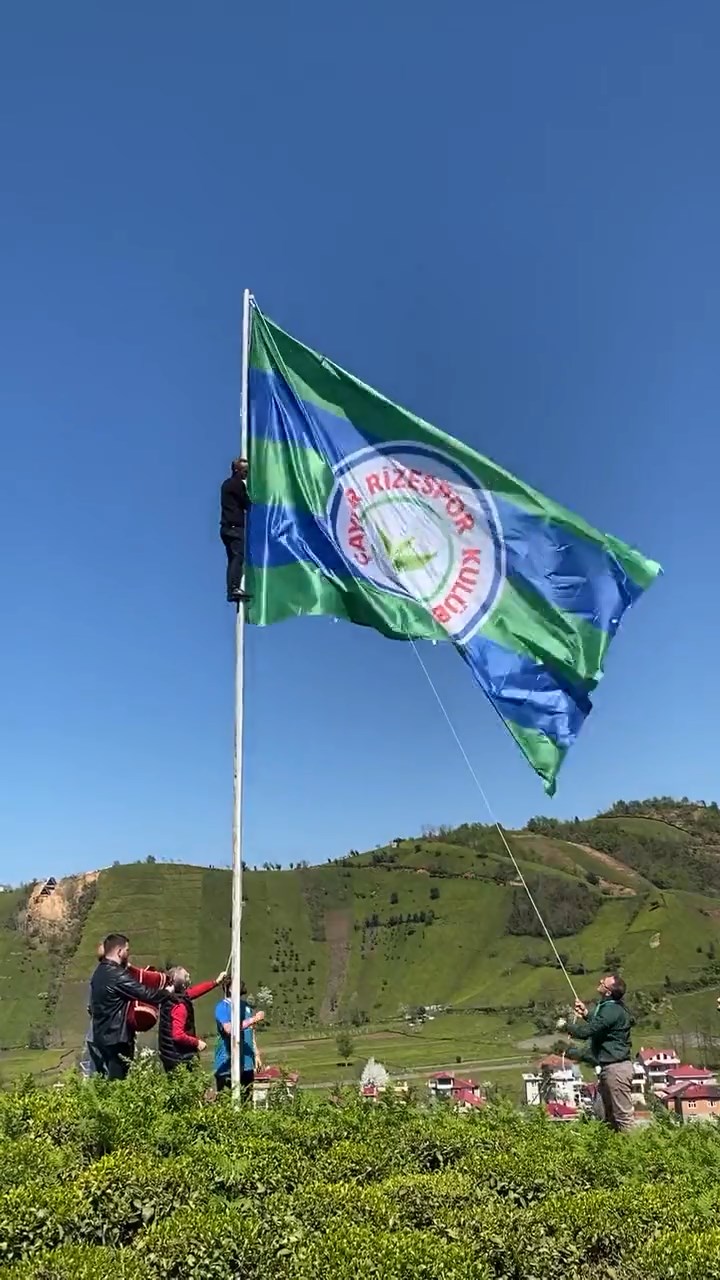 Köyün zirvesinde Çaykur Rizespor bayrağını dalgalandırdılar