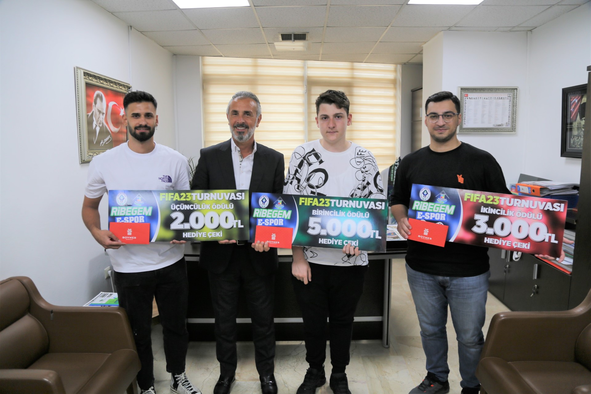 FİFA23 turnuvasında dereceye girenlere Belediye Başkan Yardımcısı Kemal Genç tarafından ödülleri verildi