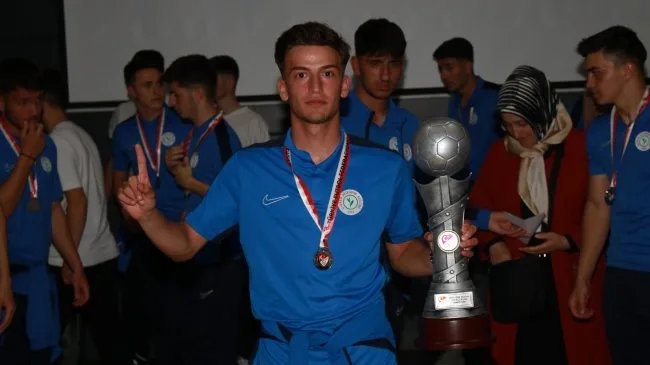 Çaykur Rizespor U-19 takımı kupasını coşkuyla kaldırdı.