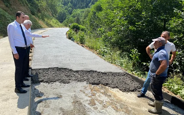 ÇAMUR VE ÇUKURLARI ÖNLEMEK İÇİN YOL ISLAH EDİLİYOR